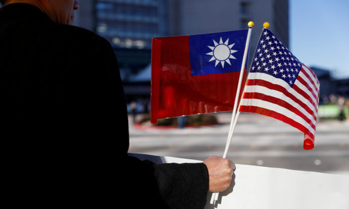 A demonstrator holds flags of Taiwan and the United States in Burlingame, California, U.S. on Jan. 14, 2017. (Stephen Lam/Reuters)