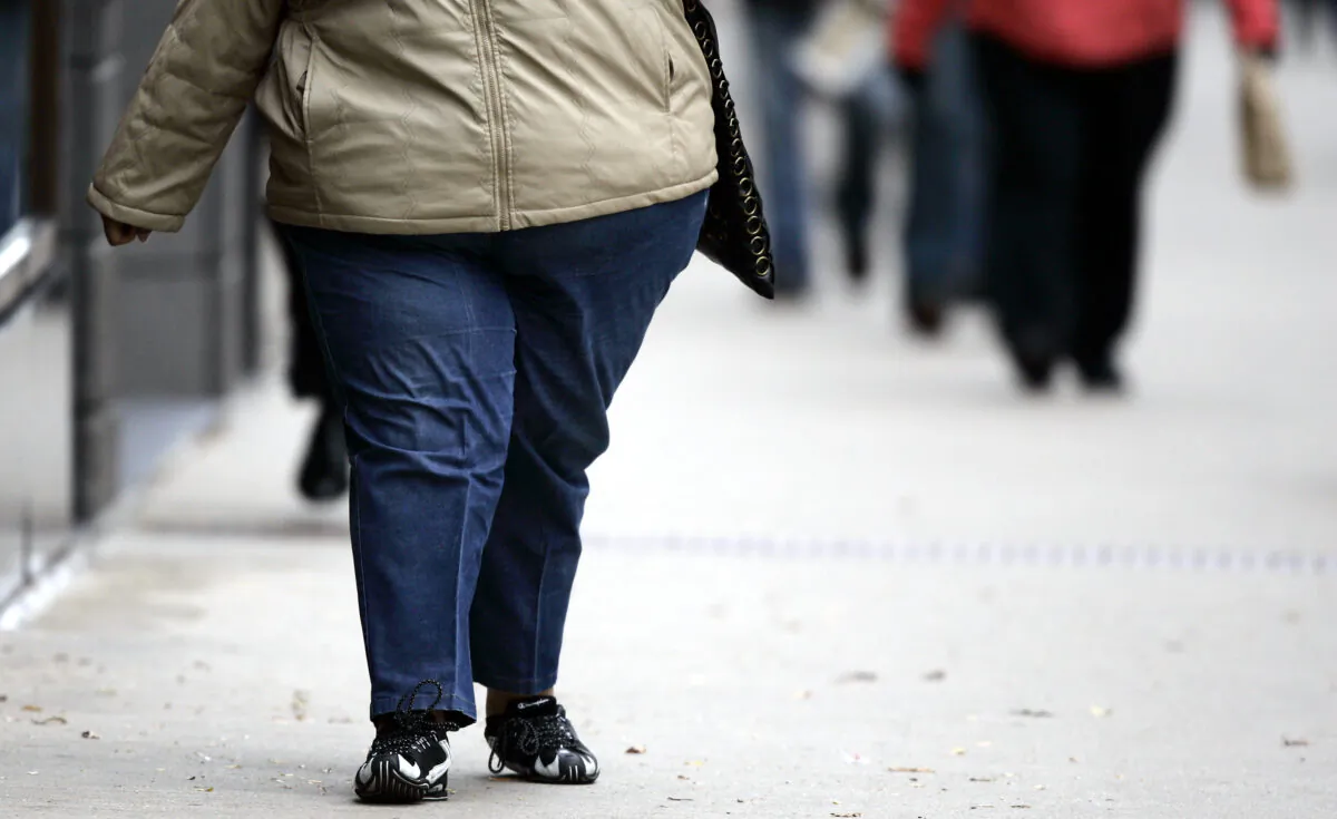 A women walks down the street on Michigan Avenue in Chicago, Ill., on Oct. 19, 2006. (Jeff Haynes/AFP via Getty Images)
