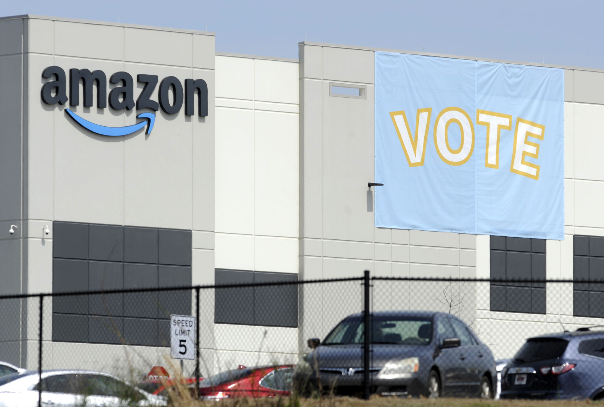 Amazon Security Guards Accessed Mailbox During Union Election, Worker Says - Vimarsana News