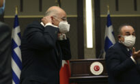 Greek, Turkish FMs Meet to Mend Ties, Trade Barbs Instead