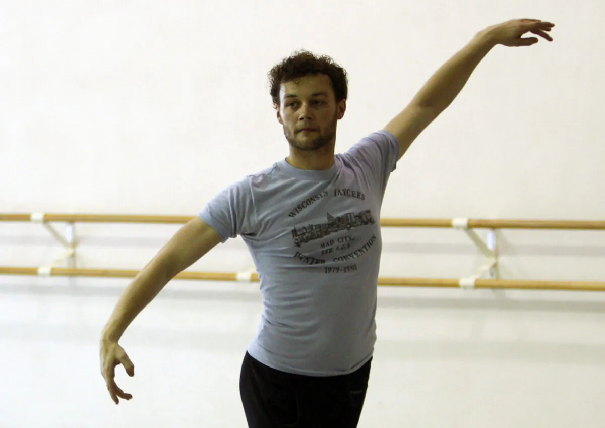 Royal Ballet choreographer Liam Scarlett works with Miami City Ballet dancers in Miami Beach, Fla., on Aug. 14, 2012. (Lynne Sladky/AP, file)