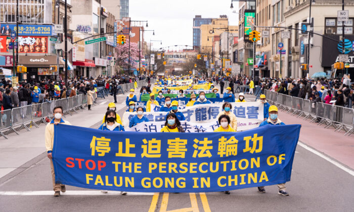 Os praticantes do Falun Gong participam de um desfile em Flushing, Nova York, em 18 de abril de 2021, para comemorar o 22º aniversário do apelo pacífico de 25 de abril de 10.000 praticantes do Falun Gong em Pequim. (Larry Dye / The Epoch Times)