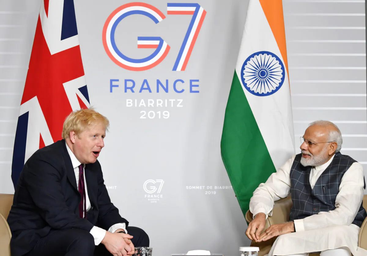 British Prime Minister Boris Johnson (L) speaks to Indian Prime Minister Narendra Modi during a meeting at the G7 Summit in Biarritz, France, on Aug. 25, 2019. (Jeff J Mitchell - Pool/Getty Images)