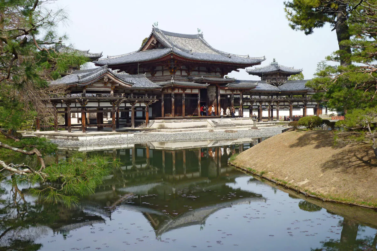 The pond and garden in front of the Byodo-in Temple represents the Pure Land, the paradise of Buddha Amitabha. (Oilstreet/CC BY-SA 3.0)