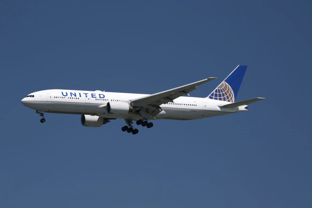 A United Airlines Boeing 777-200 lands at San Francisco International Airport, San Francisco, Calif., on April 14, 2015. (Louis Nastro/Reuters)