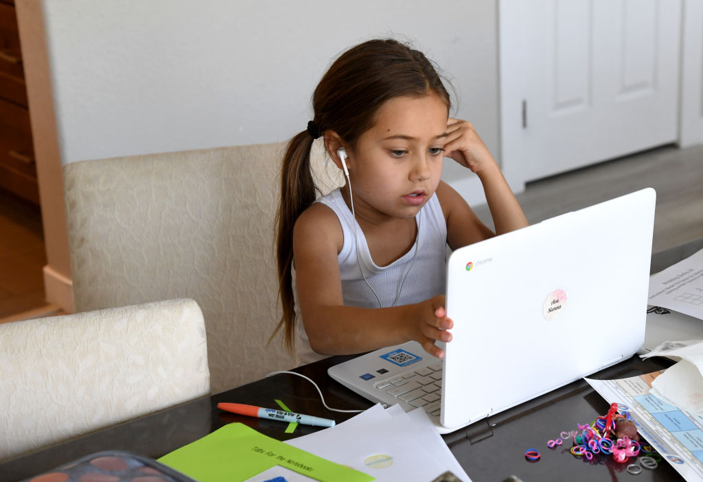 Elementary School third-grader takes an online class at a friend's home during the first week of distance learning in Las Vegas, Nev., on Aug. 25, 2020(Ethan Miller/Getty Images)