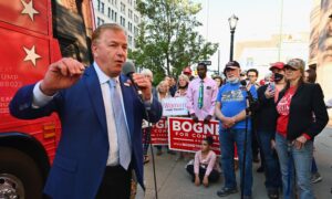 Mark McCloskey, Lawyer Who Brandished His Rifle at Black Lives Matter Protesters, Floats Senate Bid