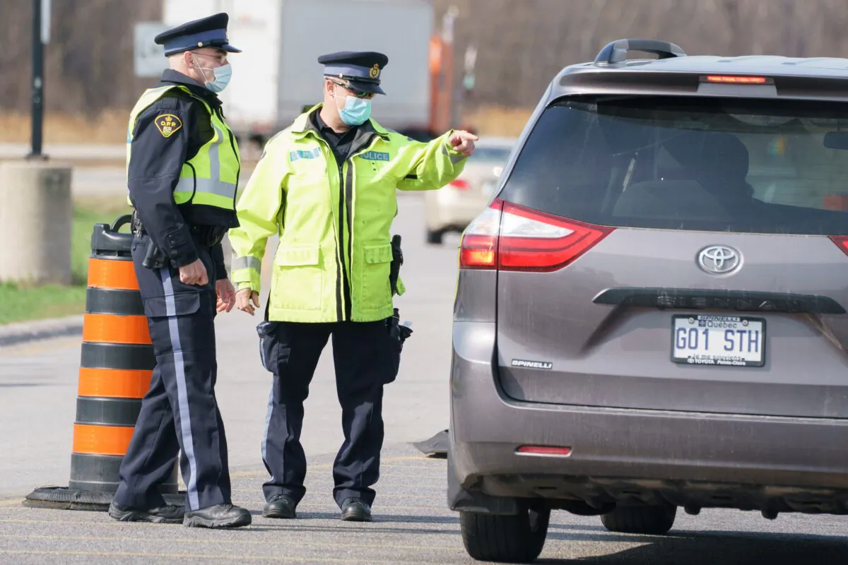 Motorists are screened at a police checkpoint to limit non-essential travel from
Quebec to Ontario on Highway 401 near Bainsville, Ont., on April 19, 2021. (The Canadian Press/Paul Chiasson)