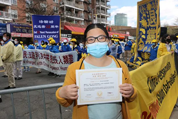 Chinese Immigrant Quits CCP in Memory of 3 Family Members Who Died From Its Persecution
