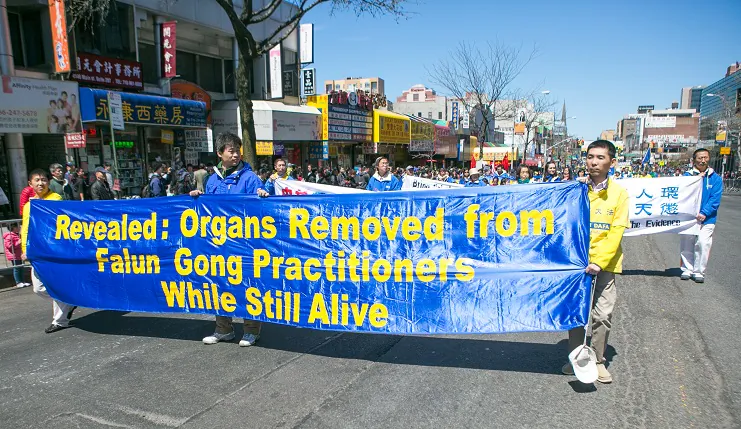 Thousands of people march in a parade in Flushing, New York, on April 25, 2015, calling for an end to the persecution of Falun Gong in China. (Benjamin Chasteen/Epoch Times)