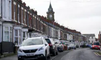 New Arrivals From HK Struggle to Rent in UK Without Jobs, Bank Accounts