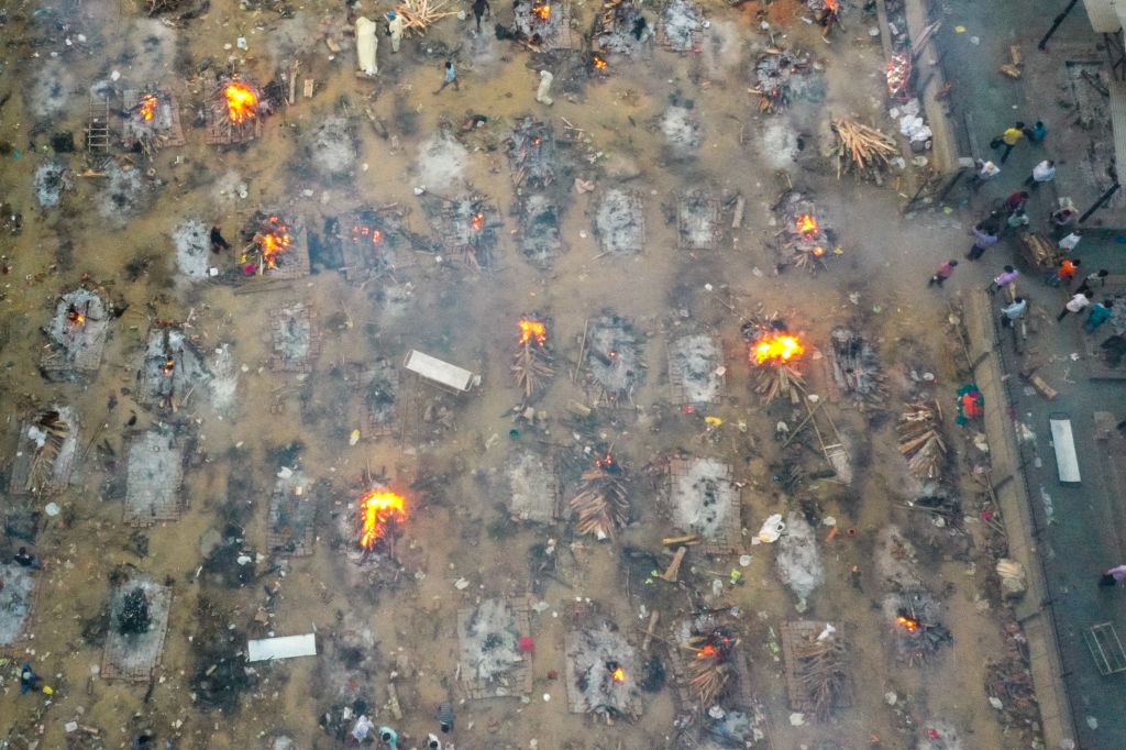 Trong bức ảnh chụp từ trên không này được chụp vào ngày 26 tháng 4 năm 2021, những giàn hỏa thiêu của những người đã mất mạng vì COVID-19 được nhìn thấy tại một khu hỏa táng ở New Delhi. (Hình ảnh Jewel Samad / Getty)