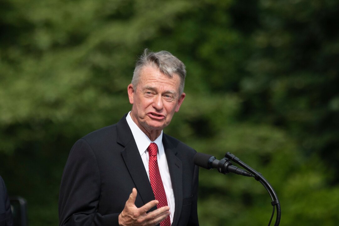 Idaho Governor Signs Texas-Style Abortion Ban, but Expresses Concerns