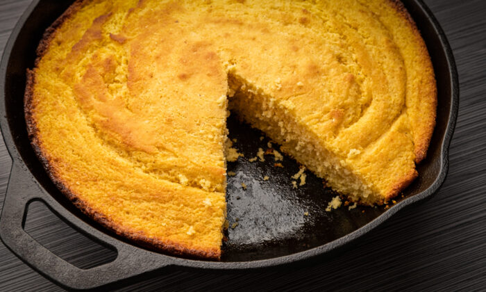 https://img.theepochtimes.com/assets/uploads/2021/04/28/cast-iron-cornbread-700x420.jpeg