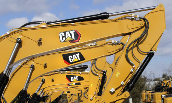 Caterpillar 1Q Sales Rise as Dealers Boost Inventory Levels