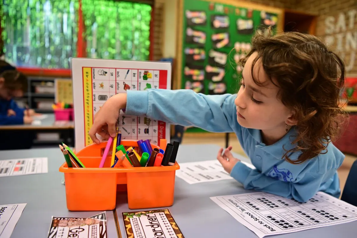 Kindergarten students work on an activity at Annandale Public School in Sydney, Australia, May 25, 2020. (AAP Image/Joel Carrett)