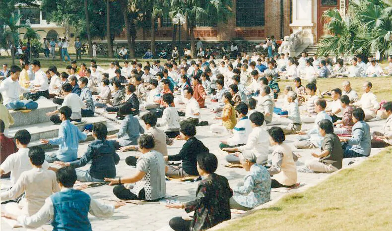 Falun Gong practitioners meditating in public in Guangzhou in 1998, before the Communist Party banned the spiritual group in 1999. Such sessions remain forbidden. Image credit: Minghui.org

