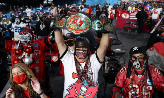 Houston Linebacker to Be 2021 ‘Irrelevant Week’ Honoree