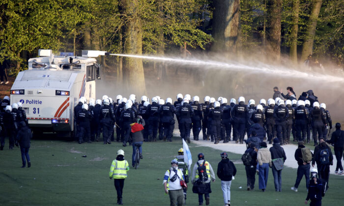 Police Belgium anti-lockdown protest water cannon