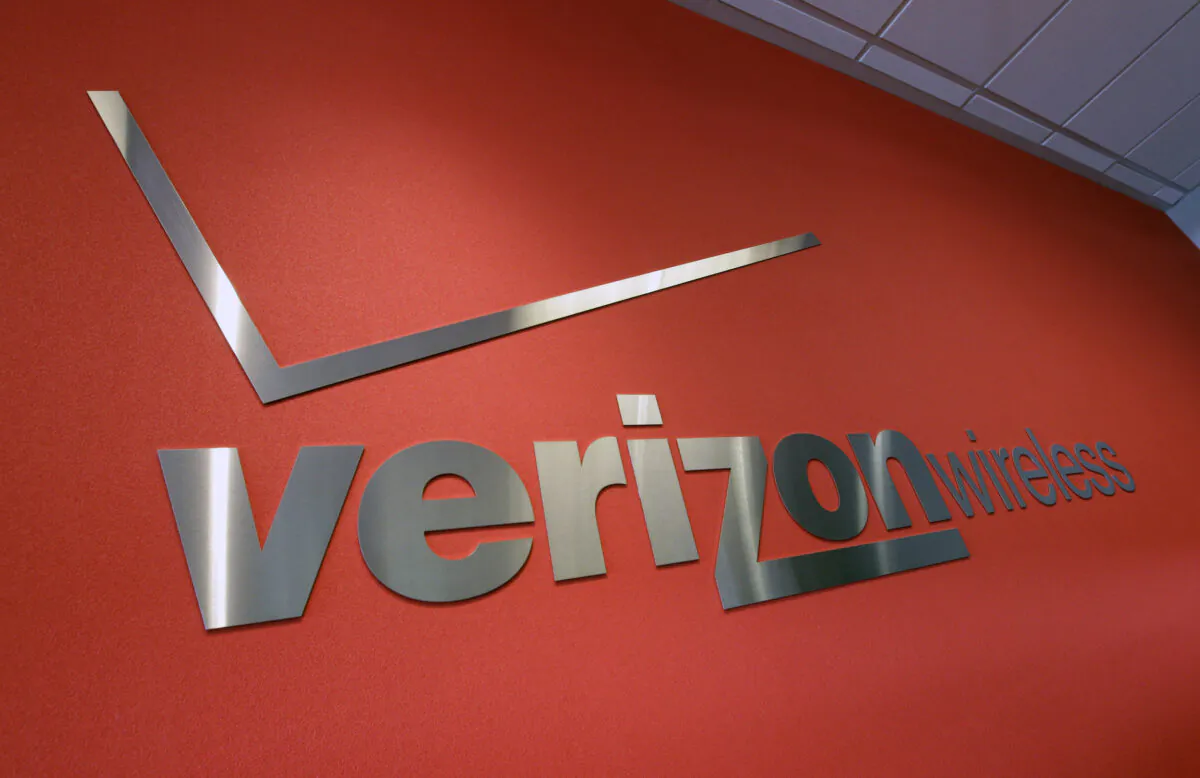 The Verizon logo is seen at Verizon store in Mountain View, Calif., on June 12, 2012. (Paul Sakuma/AP Photo)