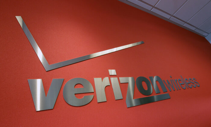  Verizon logo is seen at Verizon store in Mountain View, Calif., on June 12, 2012. (Paul Sakuma/AP Photo)