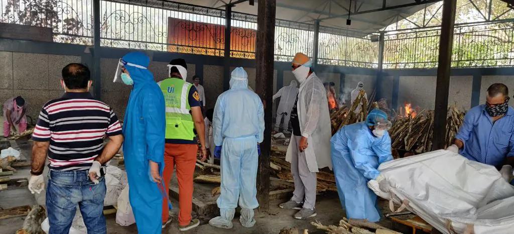Volunteers performed cremation rituals in New Delhi on May 5, 2021. (Courtesy of United Sikhs)