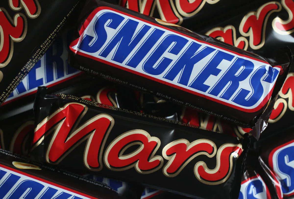 Snickers and Mars chocolate bars lie on a table in Berlin, Germany, on Feb. 23, 2016. (Sean Gallup/Getty Images)