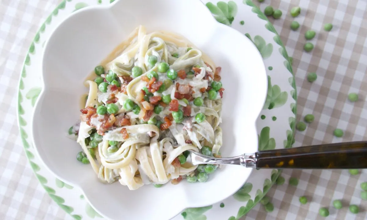 The peas add freshness, the bacon crunch, and the cream, well, creaminess and richness to this comforting pasta. (Victoria de la Maza)