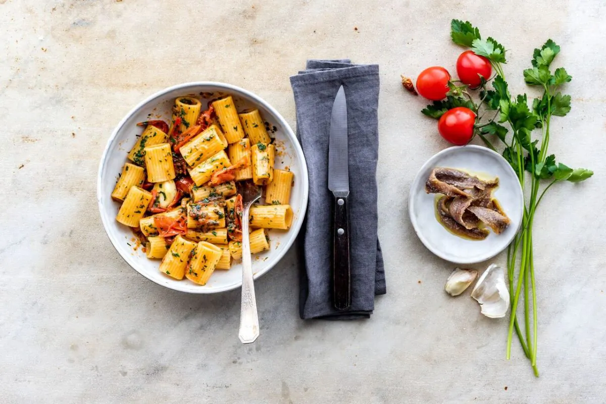 A potent mix of garlic, chile flakes, and anchovies melted in olive oil forms the base of this easy pasta dish. (Giulia Scarpaleggia)