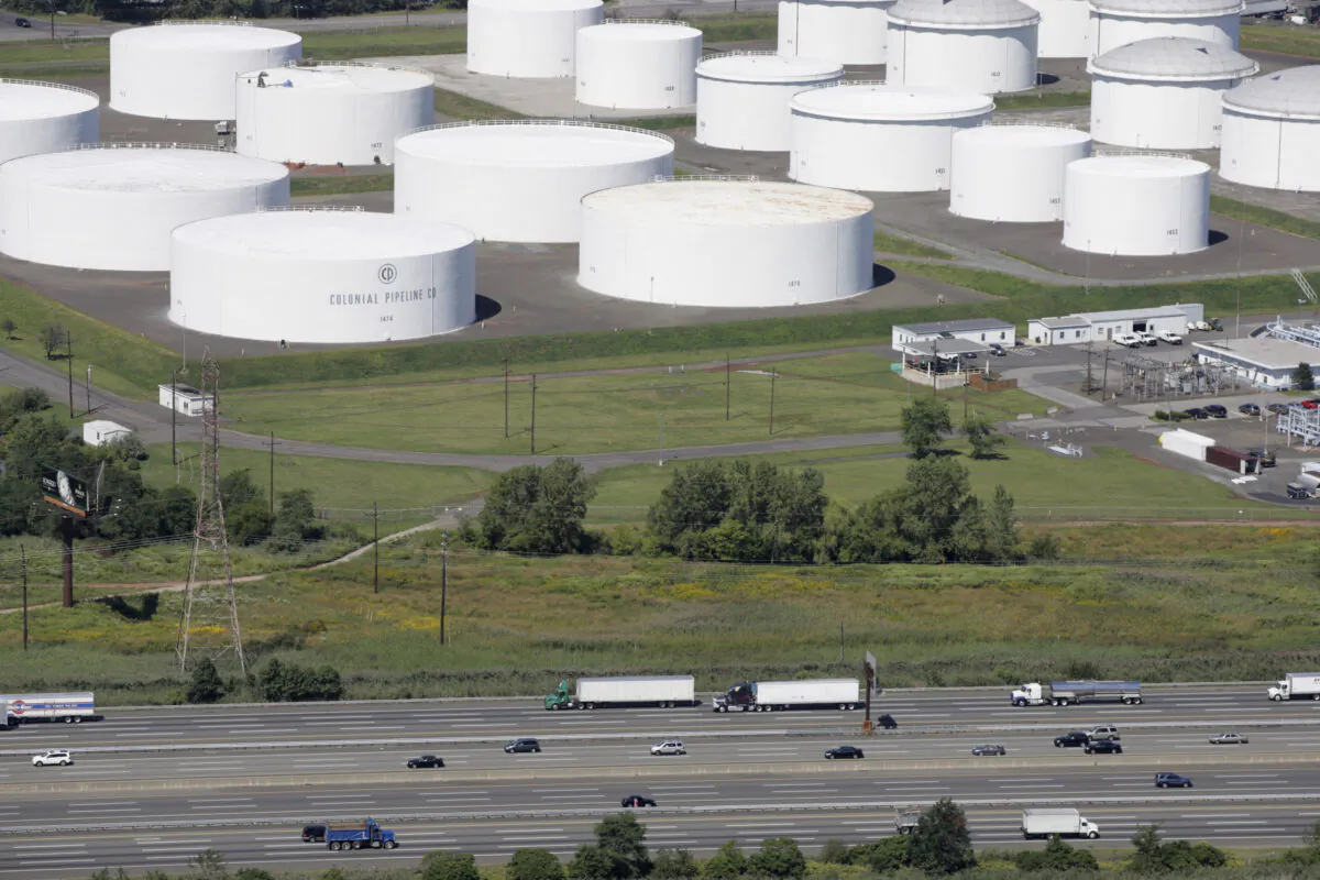 Traffic on I-95 passes oil storage tanks owned by the Colonial Pipeline Company in Linden, N.J., on Sept. 8, 2008. (Mark Lennihan/AP Photo)