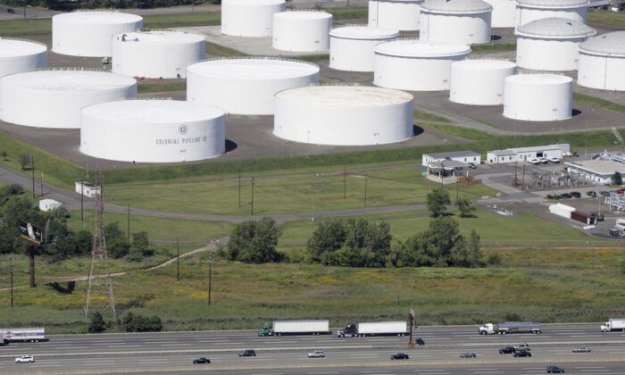 Traffic on I-95 passes oil storage tanks owned by the Colonial Pipeline Company in Linden, N.J., on Sept. 8, 2008. (Mark Lennihan/AP Photo)