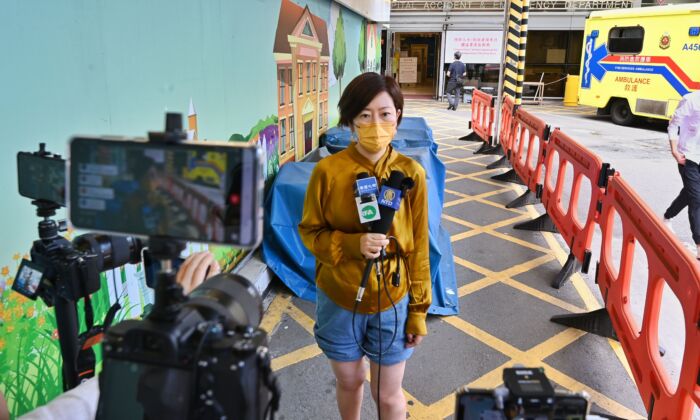 Sarah Liang, a reporter for the Hong Kong edition of The Epoch Times, speaks to local media outside of the Queen Elizabeth Hospital in Hong Kong on May 11, 2021. (Song Pi-lung/The Epoch Times)