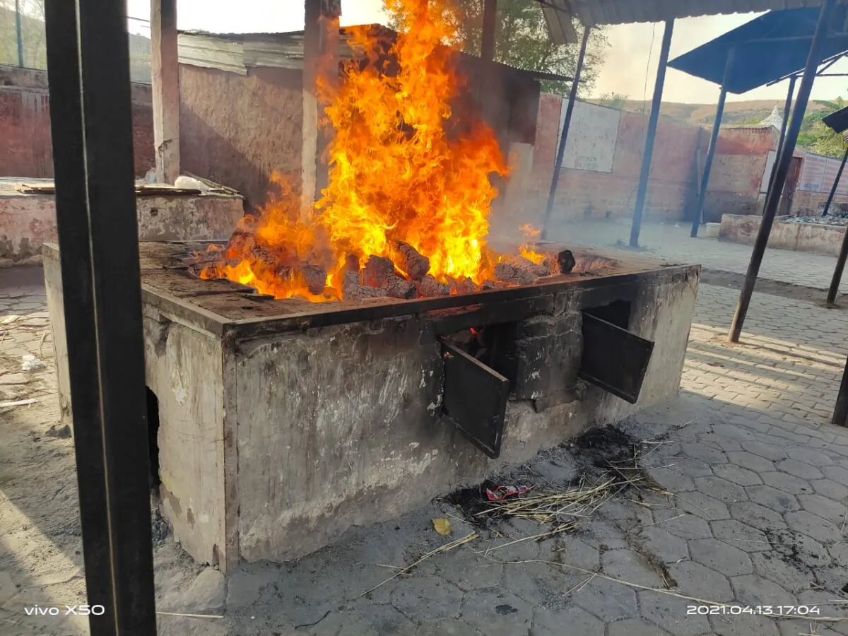 A cow dung log cremation organized by Project Arth for a COVID victim in a New Delhi crematorium on April 13, 2021 (Picture courtesy of Project Arth)