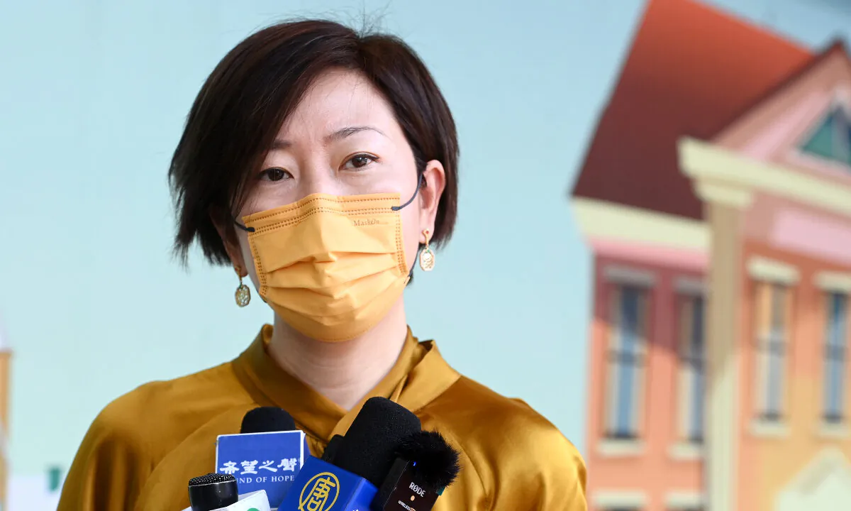 Sarah Liang, a reporter for the Hong Kong edition of The Epoch Times, speaks to local media outside of the Queen Elizabeth Hospital in Hong Kong on May 11, 2021. (Song Pi-lung/The Epoch Times)