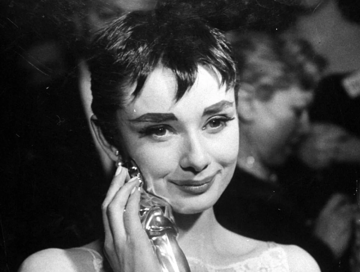 Audrey Hepburn with her 1954 Oscar for Best Actress in “Roman Holiday.” (Public Domain)