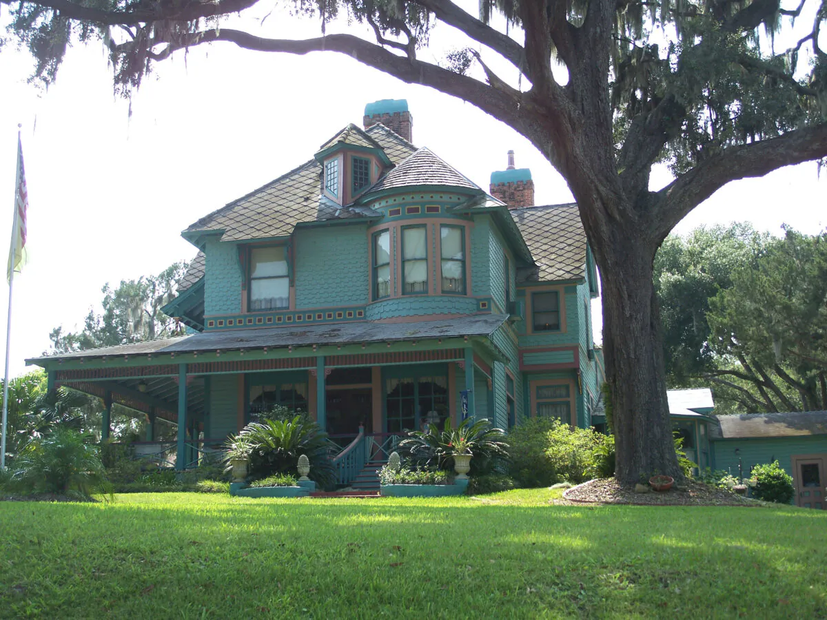 The Hubbard residence in Crescent City, Florida, which belonged to Henry Hubbard, one of the founders of Michigan State University. The house is a mixture of the Shingle and Queen Ann styles. (Ebyabe, CC BY-SA 3.0 via Wikimedia Commons)