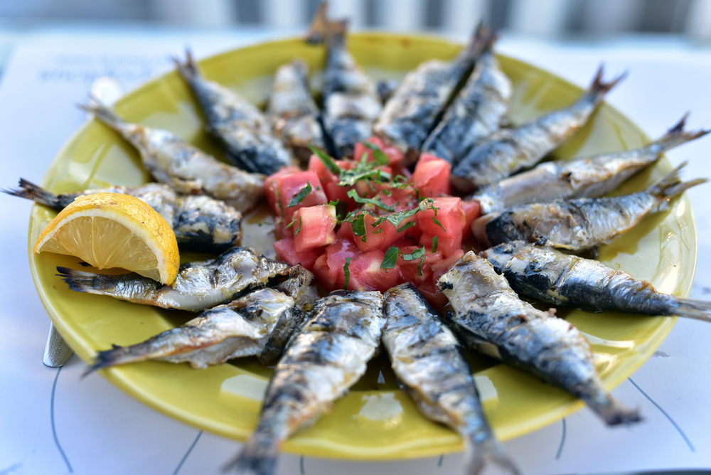 Greek,Cuisine,,Plate,Of,Grilled,Sardines,Served,With,Tomato,,Onion