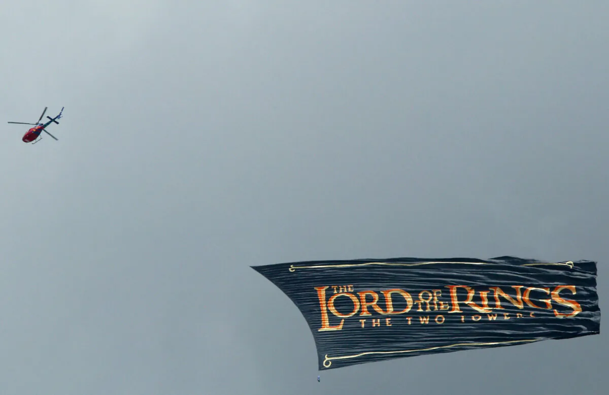 A helicopter flies a banner advertising the 2nd part of the Lord of the Rings trilogy 'Two Towers' movie in Auckland, New Zealand on Dec. 19, 2002. (Michael Bradley/Getty Images)