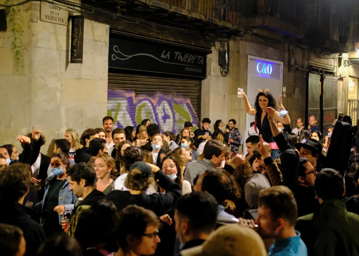 People gather on a street in the Born neighborhood, as the state of emergency decreed by the Spanish government to prevent the spread of COVID-19 was lifted a week ago in Barcelona, Spain, on May 15, 2021. (Nacho Doce/Reuters)