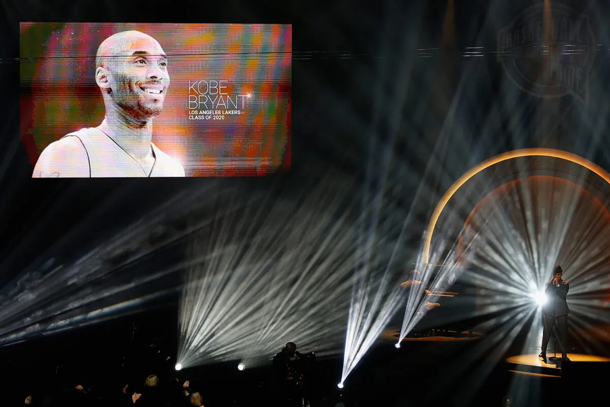 Musician Ne-Yo performs as the late professional basketball player and Class of 2020 inductee Kobe Bryant is honored during the 2021 Basketball Hall of Fame Enshrinement Ceremony at Mohegan Sun Arena in Uncasville, Conn., on May 15, 2021. (Maddie Meyer/Getty Images)