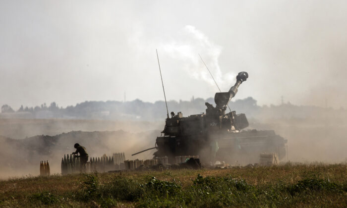 An Israeli artillery unit fires toward targets in Gaza Strip, at the Israeli Gaza border, on May 16, 2021. (Heidi Levine/AP Photo)