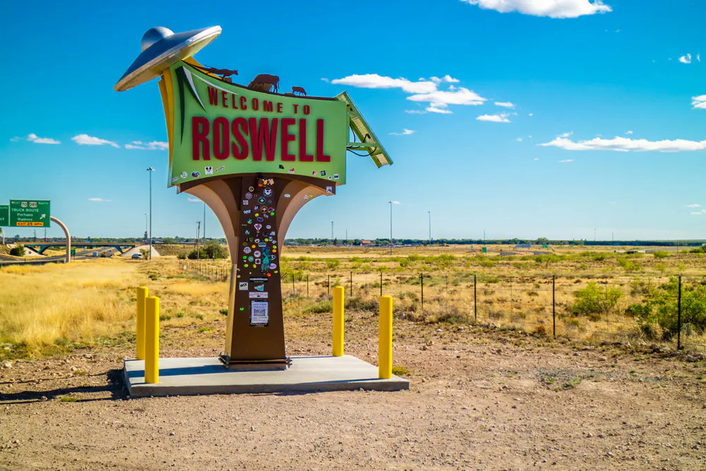 A sign welcomes visitors to Roswell, New Mexico. (Cheri Alguire/Shutterstock)