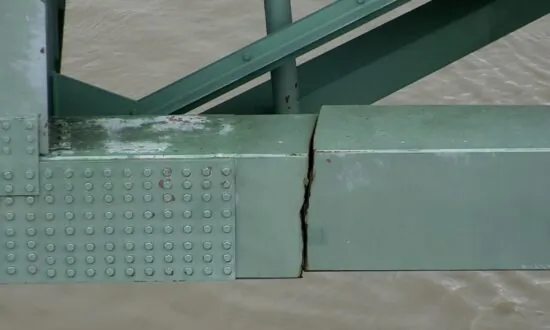 Kayaker’s Photos Show Crack in Closed I-40 Bridge in 2016