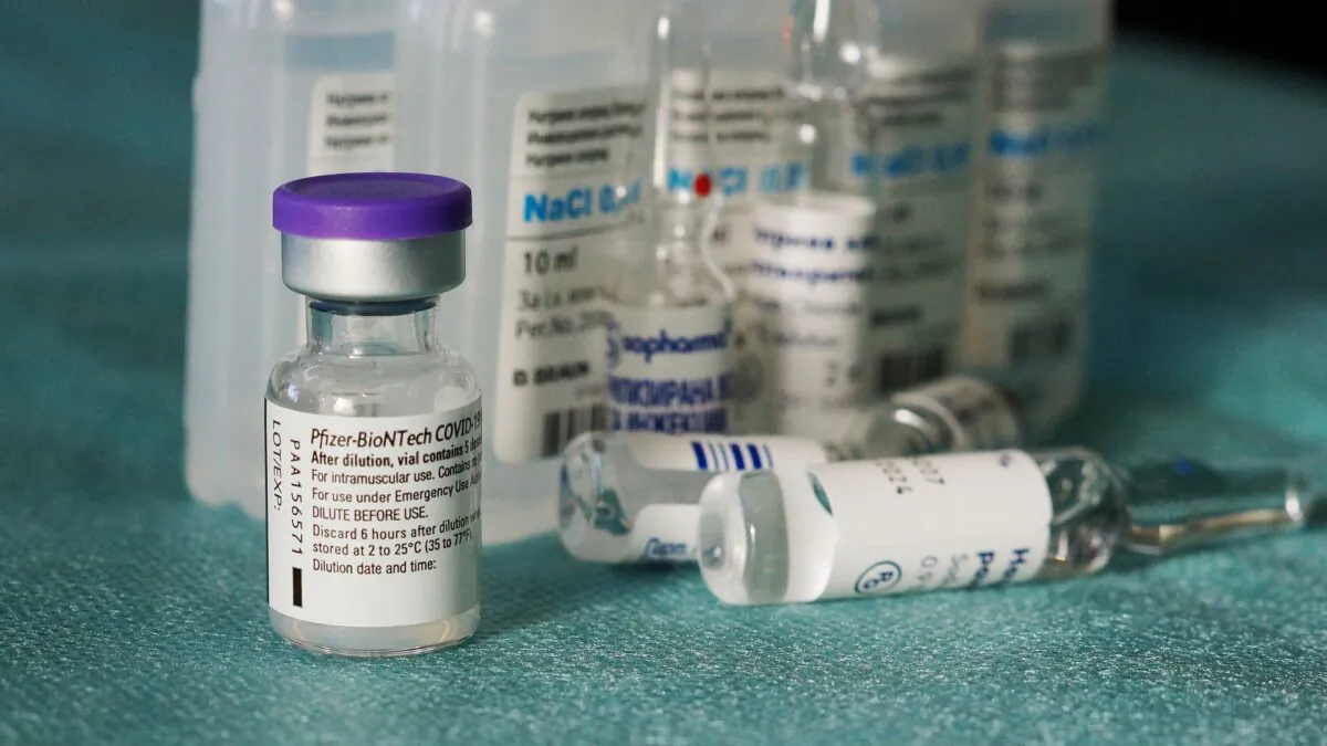 Pfizer-BioNTech vaccine vials. (x3/Pixabay)
