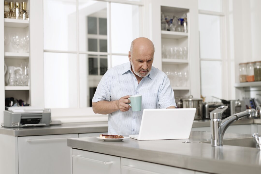 Going to the kitchen
to get water or make
tea can be a great
opportunity to walk
around for a few minutes. Even standing or
walking while taking
calls or during meetings
can be a good idea. (sirtravelalot/Shutterstock)