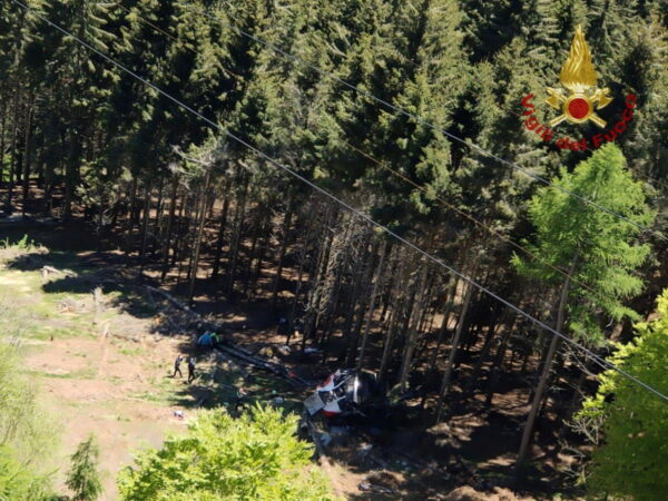 crashed-cable-car-in-italy