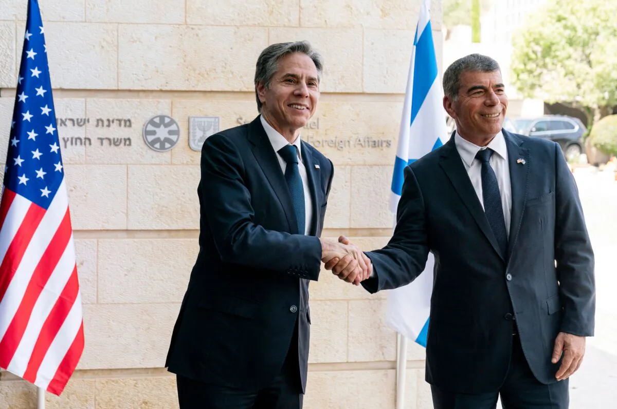 Israeli Foreign Minister Gabi Ashkenazi (R) shakes hands with U.S. Secretary of State Antony Blinken before their meeting in Jerusalem, on May 25, 2021. (Alex Brandon/Pool/AFP via Getty Images)