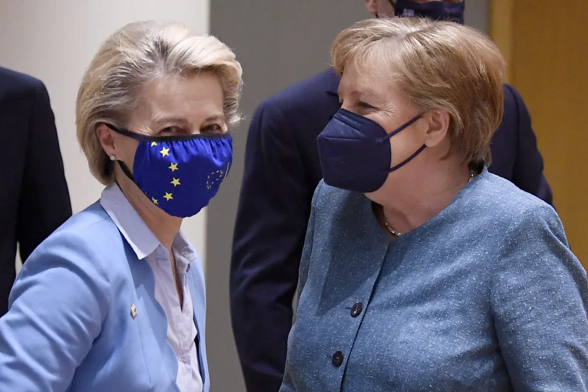 German Chancellor Angela Merkel (R) speaks with European Commission President Ursula von der Leyen during a round table meeting at an EU summit in Brussels, on May 25, 2021. (John Thys/Pool via AP)