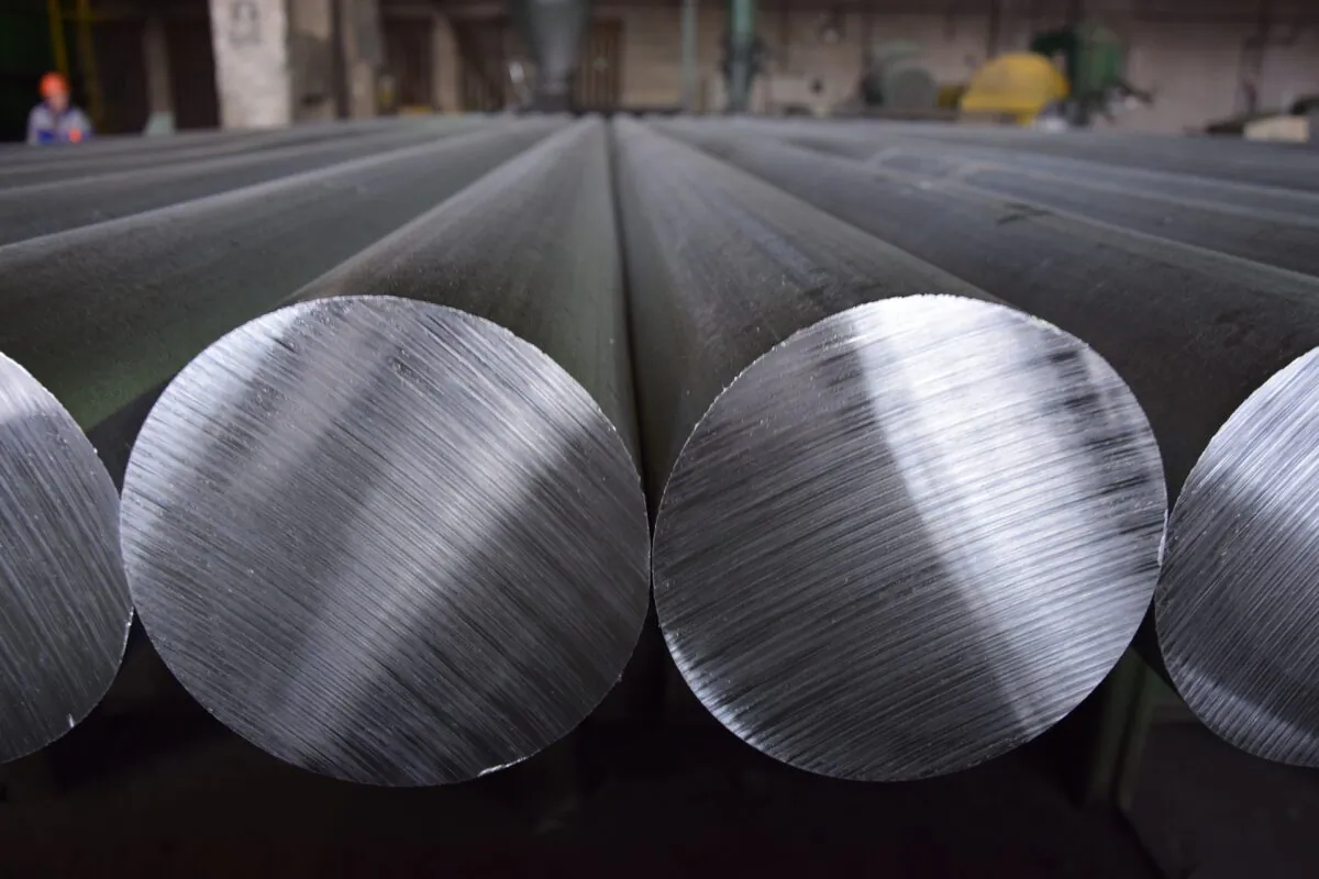 Aluminium rods in a production facility. (rualuminas from Pixabay)
