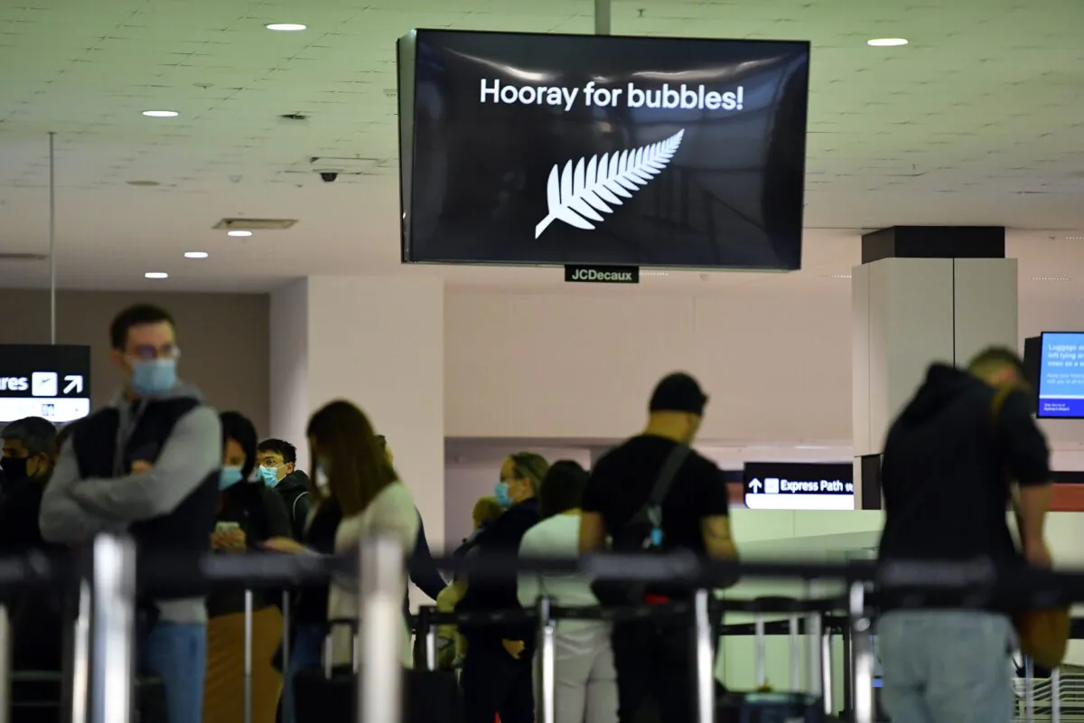 Departure passengers to New Zealand wait to check in at Sydney International Airport, Sydney, Australia, on April 19, 2021. (AAP Image/Mick Tsikas)